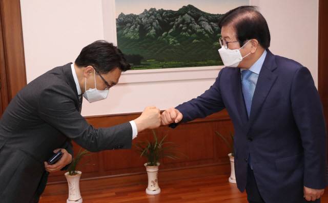 박병석 국회의장(오른쪽)이 26일 국회 의장집무실에서 김진욱 고위공직자범죄수사처장을 접견하고 있다./ 권욱 기자