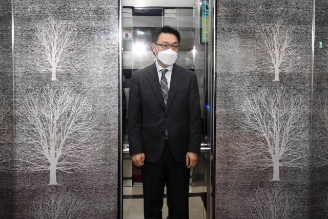 김진욱 초대 고위공직자범죄수사처장이 26일 오후 서울 여의도 국회에서 국민의힘 김종인 비상대책위원장을 예방한 뒤 위원장실을 나서고 있다. /연합뉴스