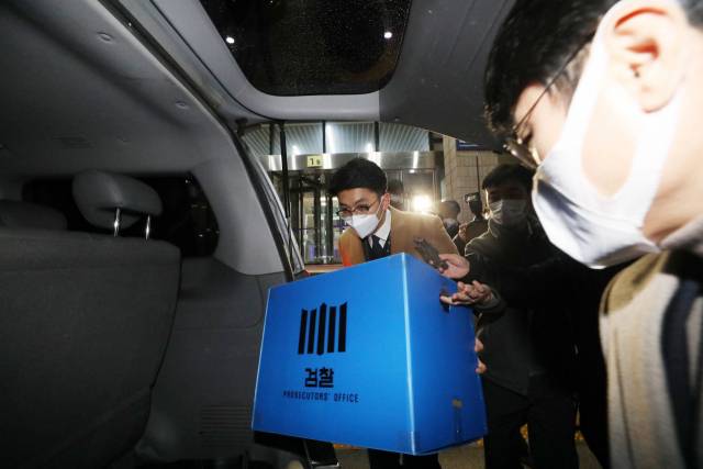 위법성 논란이 불거진 김학의 전 법무부 차관 출국 금지 사건을 수사 중인 수원지방검찰청 관계자들이 지난 21일 정부과천청사 법무부에서 관련 압수 수색을 마친 뒤 떠나고 있다./과천=연합뉴스