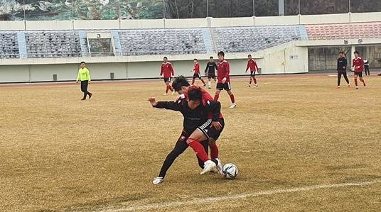 밀양종합운동장에서 축구선수들이 훈련을 하는 모습. ⓒ밀양시