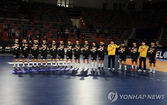 벨라루스와 경기에 앞서 국민의례를 하는 한국 선수단. [로이터=연합뉴스]