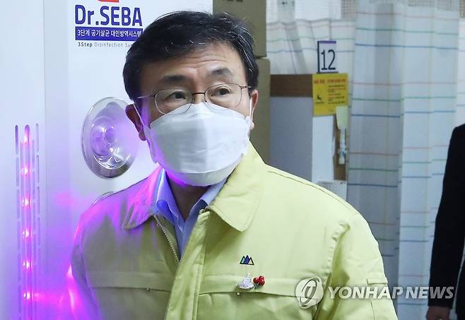 권덕철 장관, 밀접 접촉에 자체 격리 중 (평택=연합뉴스) 홍기원 기자 = 권덕철 보건복지부 장관이 신종 코로나바이러스감염증 확진 판정을 받은 직원과 밀접 접촉한 것으로 26일 알려졌다. 권 장관은 진단검사를 받고 현재 자체 격리 중인 것으로 나타났다.       사진은 권 장관이 이날 오후 신종 코로나바이러스 감염증(코로나19) 거점전담병원인 경기도 평택시 박애병원을 방문해 입장 전 소독을 하고 있는 모습.  xanadu@yna.co.kr