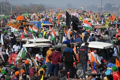 26일 인도 뉴델리에서 '트랙터 시위'를 펼치는 농민. [AFP=연합뉴스]