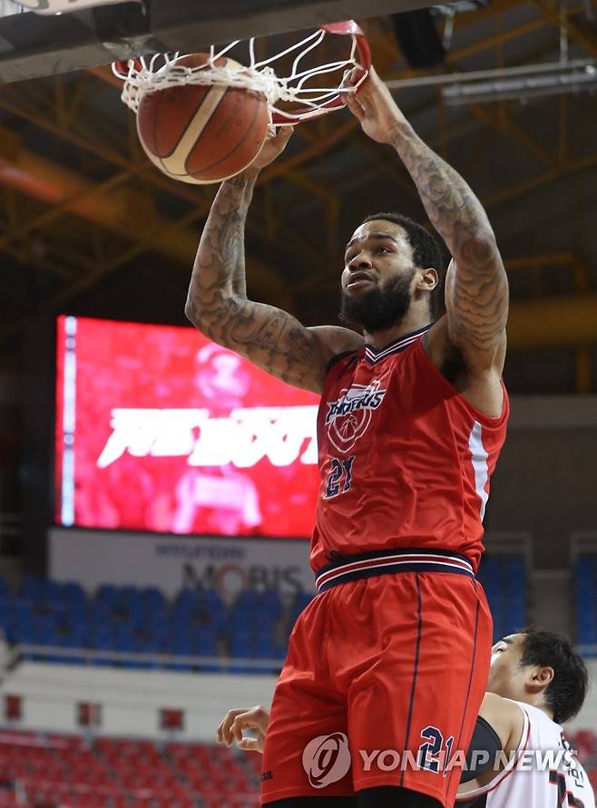 숀 롱 '덩크다' (울산=연합뉴스) 김용태 기자 = 26일 울산 동천체육관에서 열린 2020-2021 프로농구 울산 현대모비스와 부산 KT의 경기에서 현대모비스 숀 롱이 덩크슛하고 있다. 2021.1.26 yongtae@yna.co.kr