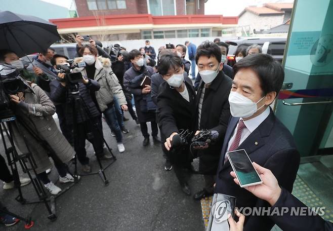 소회 밝히는 무소속 이용호 의원 (남원=연합뉴스) 임채두 기자 = 공직선거법 위반 혐의로 기소된 무소속 이용호 의원이 지난 21일 오후 전주지법 남원지원에서 무죄 판결을 받고 소회를 밝히고 있다. 2021.1.21