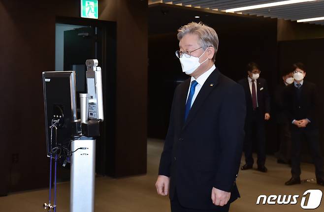 이재명 경기도지사가 26일 서울 여의도 글래드호텔에서 열린 '경기도 기본주택 토론회'에 참석하며 발열체크를 하고 있다. 2021.1.26/뉴스1 © News1 박세연 기자