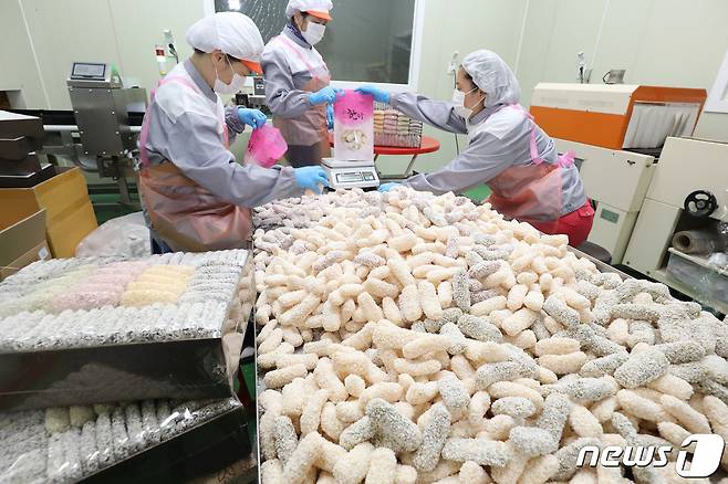 충북 보은군이 설 명절을 앞두고 중소기업 제품 팔아주기 운동에 나섰다. /뉴스1 © News1