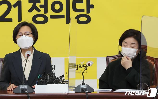 강은미 정의당 원내대표(왼쪽)와 심상정 의원. © News1 박세연 기자