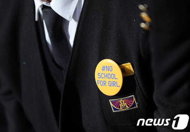 서울 광화문 파이낸스센터 앞에서 열린 '스쿨미투' 집회에서 한 참가자가 '여학생을 위한 학교는 없다'라는 뜻의 뱃지를 달고 있다. 2018.11.3/뉴스1 © News1 오대일 기자