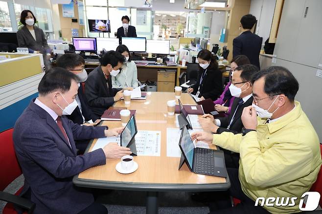 (내포=뉴스1) 최현구 기자 = 김지철 충남교육감은 27일 민원담당공무원과 간담회를 갖고 주요 민원 현안과 민원 만족도 향상 방안 등에 대해 논의했다. (충남교육청 제공).© 뉴스1