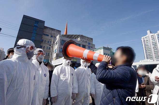 27일 오후 광주 광산구 TCS국제학교 앞에서 '109명 집단감염'에 분노한 한 시민이 국제학교 앞에서 고함을 치고 있다.2021.1.27/뉴스1 © News1 정다움 기자