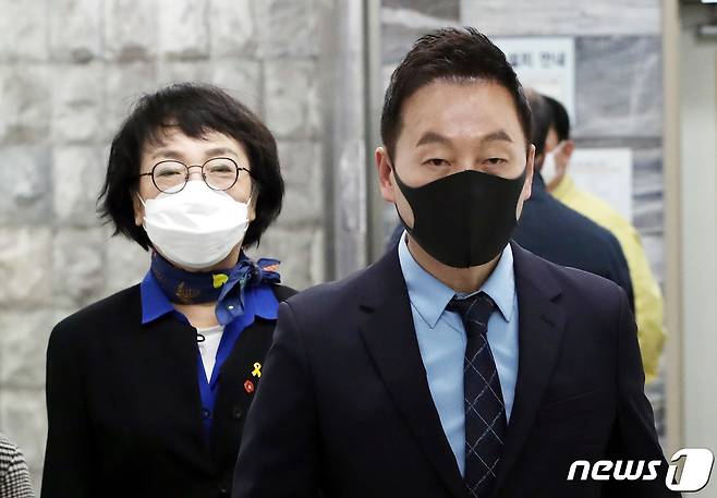 김진애 열린민주당 의원(왼쪽)과 정봉주 전 의원. © News1 이광호 기자