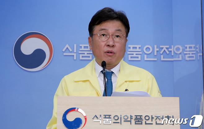 이동희 식품의약품안전평가원장이 27일 충북 청주시 오송읍 식약처 브리핑실에서 코로나19 치료제 중앙약사심의위원회 회의결과를 발표하고 있다. 중앙약사심의위원회는 (주)셀트리온 '렉키로나주960mg(레그단비맙)'의 품목허가 신청을 위해 제출한 자료를 검토한 결과 3상 임상시험 결과를 제출하는 것을 조건으로 품목허가를 할 수 있을 것으로 자문했다고 밝혔다. 다만 경증 환자에 대한 임상적 의미는 결론을 내기 어려우며 일부 제한된 중등증 환자와 고위험군 경증 환자를 대상으로 이약을 투여할 것을 권고했다고 설명했다. 2021.1.27/뉴스1 © News1 장수영 기자