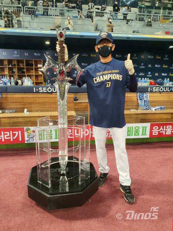 NC 장동철 운영팀장이 한국프로야구선수협회 신임 사무총장에 선임됐다. 지난해 한국시리즈 우승 뒤 집행검 앞에서 포즈를 취하고 있는 장 사무총장. 제공=NC다이노스