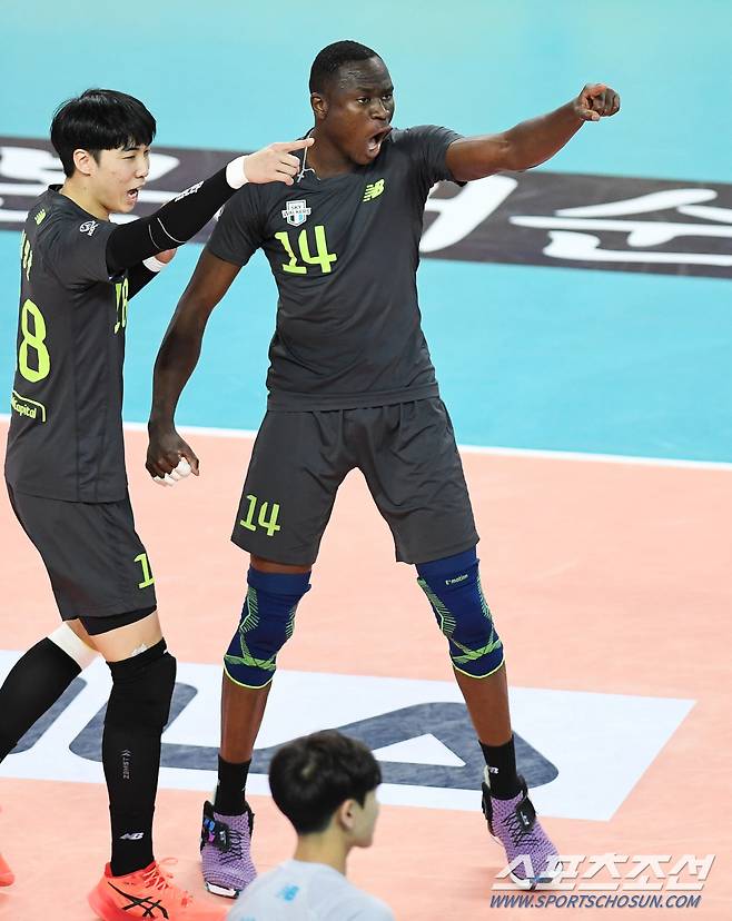 6일 인천 계양체육관에서 배구 V리그 남자부 대한항공과 현대캐피탈의 경기가 열렸다. 득점을 올린 현대캐피탈 다우디가 환호하고 있다. 인천=송정헌 기자 songs@sportschosun.com/2021.01.06/