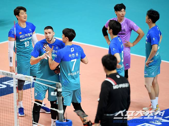 프로배구 남자부 우리카드와 한국전력의 경기가 24일 장충체육관에서 열렸다. 우리카드 알렉스가 심판의 판정에 어필하고 있다. 장충=허상욱 기자 wook@sportschosun.com/2021.01.24/