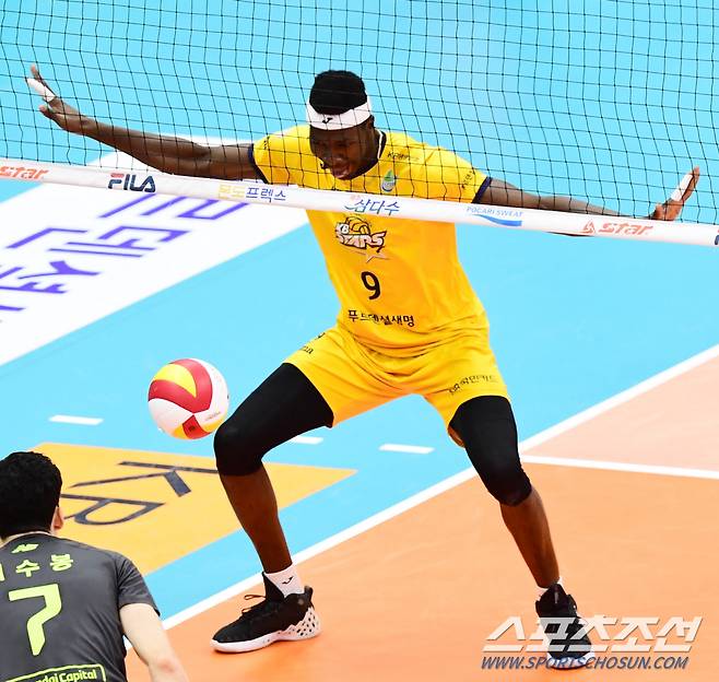 2020-2021 프로배구 V리그 KB손해보험과 현대캐피탈의 경기가 27일 의정부실내체육관에서 열렸다. KB손해보험 케이타가 공격 포인트를 성공시키고 댄스 세리머니를 펼치고 있다. 의정부=최문영 기자 deer@sportschosun.com /2021.01.27/