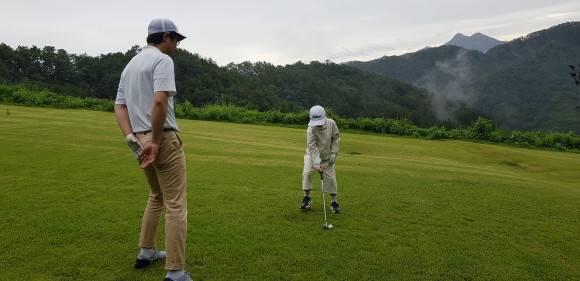 골프 강사와 함께 어린이 회원이 필드 레슨을 하고 있다. 스포플 제공