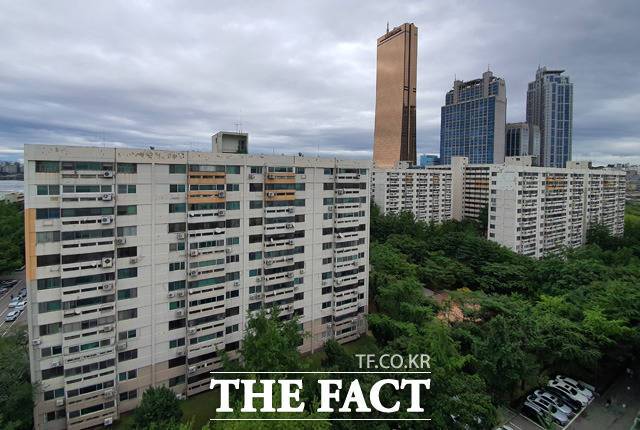4월 재보궐선거를 앞두고 서울 영등포구 여의도 재건축 단지들의 기대감이 커지고 있다. 사진은 여의도동 소재 '시범아파트' 전경 /이재빈 기자