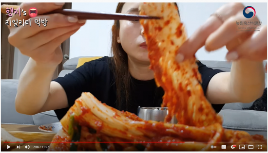 '먹방'으로 유명한 유튜버 '햄지'가 중국의 '김치 동북공정'에 항의하는 방송을 하고 있다. 사진=햄지 유튜버 채널 캡처