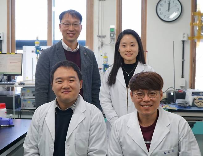 이재영 광주과학기술원(GIST) 지구 및 환경공학부 교수(왼쪽 위) 연구팀은 리튬황 배터리 성능과 내구성을 높이는 촉매 기술을 개발했다. GIST 제공