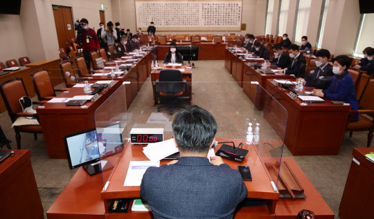 27일 서울 여의도 국회에서 열린 국회 법제사법위원회 전체회의에서 박범계 법무부 장관 후보자에 대한 인사청문경과보고서 채택의 건을 처리하는 모습. 채택에 반대하는 국민의 힘 의원들이 불참해 왼쪽에 빈 자리가 보인다. 연합뉴스.