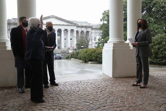 재닛 옐런(왼쪽 손 든 이) 미국 재무장관이 26일(현지시간) 워싱턴 백악관 야외에서 카멀라 해리스(오런쪽) 부통령의 주재로 장관 취임선서를 하고 있다. 남편인 조지 애컬로프(옐런 장관 오른쪽은 )와 아들 로버트 애컬로프가 취임선서를 지켜보고 있다. 사진=로이터뉴스1