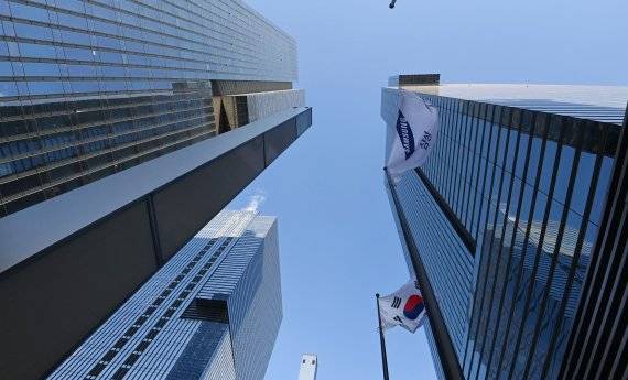 이재용 삼성전자 부회장이 국정농단 사건으로 법정 구속됐지만 삼성은 설 명절을 앞두고 1조3000억원 규모의 협력사 물품 보조금을 지급키로 했다. 사진은 27일 서울 서초대로 삼성전자 서초사옥 모습 사진=김범석 기자