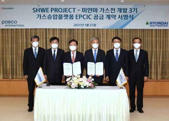 포스크인터내셔널과 현대중공업은 27일 서울 포스코센터에서 미얀마 가스전 3단계 개발 계약을 체결했다. 오른쪽부터 주시보 포스코인터내셔널 사장, 최정우 포스코 회장, 이흥범 포스코인터내셔널 에너지본부장, 박승용 현대중공업 선박해양영업본부장, 권오갑 현대중공업지주 회장, 가삼현 한국조선해양 사장.