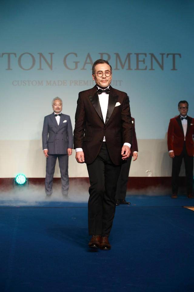 유효종씨가 지난 2019년 12월 서울 영등포구 현대백화점 문화센터에서 열린 연말 자선 패션쇼에서 포즈를 취하고 있다. 유씨 제공