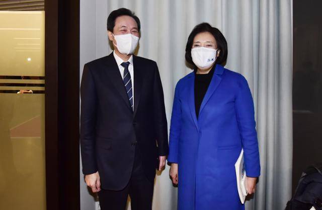 4.7 재보궐 선거에 출마하는 우상호(왼쪽) 더불어민주당 의원과 박영선 전 중소벤처기업부 장관이 26일 서울 여의도 글래드호텔에서 열린 경기도 기본주택 토론회에 참석해 대화를 나누고 있다. 뉴스1