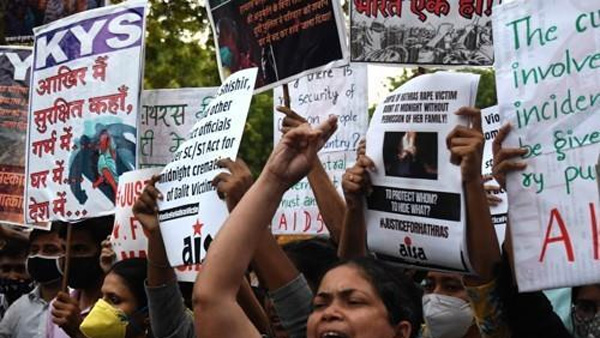 여성 성폭행 사건과 관련해 인도 뉴델리에서 벌어진 항의 시위