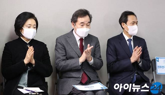 이낙연 더불어민주당 대표가 27일 서울 여의도 더불어민주당 서울시당에서 열린 '민주당 정책엑스포 in 서울'에 참석한 서울시장 보궐선거에 출마한 우상호 의원, 박영선 전 장관과 함께 자리해 박수를 치고 있다.