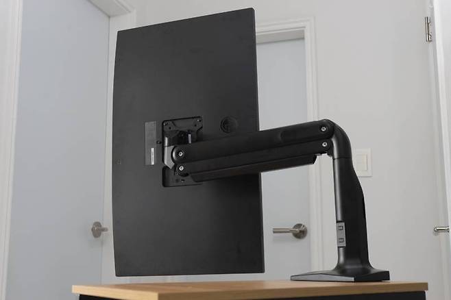 모니터암은 모니터를 허공에서 지탱하는 장치이므로, 단단히 고정해야 한다. 출처=IT동아