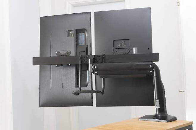 루나랩 헤비 모니터암 듀얼에 32형 모니터 두 대를 연결한 예시. 출처=IT동아