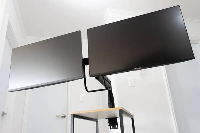 모니터암을 활용하면 듀얼 모니터 구성에 대한 편의성이 매우 좋아진다. 출처=IT동아