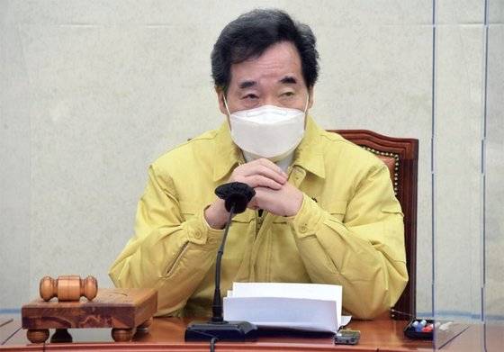 이낙연 더불어민주당 대표가 지난 11일 최고위원회의에서 참석자들의 발언을 듣고 있다.