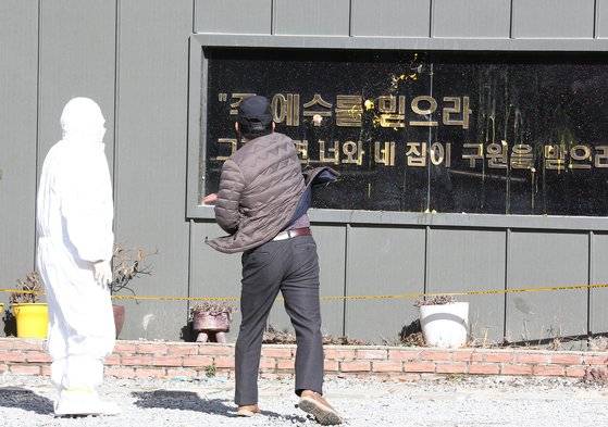 27일 자신을 자영업자라고 밝힌 시민이 109명의 코로나19 집단감염이 발생한 광주광역시 광산구 TCS 국제학교에 달걀을 던지고 있다. 프리랜서 장정필