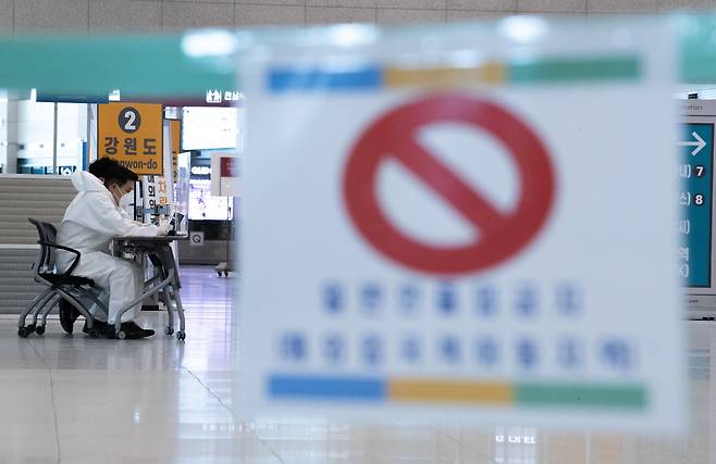 지난 7일 오후 인천국제공항 1터미널 입국장에서 방역요원들이 근무를 하고 있다. 뉴스1
