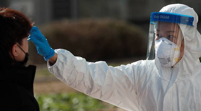 27일 오전 부산 해운대구청 옥상에서 전 직원 대상 코로나19 선제 검사가 진행되고 있다. |연합뉴스