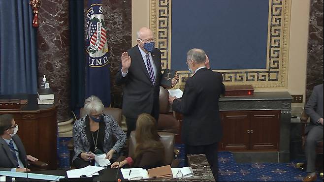 도널드 트럼프 전 대통령에 대한 미국 상원의 두 번째 탄핵 심판을 주재할 민주당의 패트릭 리히(버몬트) 상원의장 대행이 26일(현지시간) 워싱턴 연방의회 의사당에서 열린 상원 회의에서 공화당 척 그래슬리(아이오와) 상원의원을 앞에 두고 재판장 선서를 하고 있다. 워싱턴｜AP연합뉴스