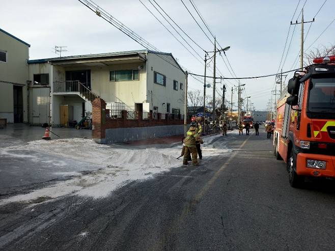 27일 오후 경북 칠곡군 왜관읍 한 화학제품 도매업체에서 황산 누출 사고가 발생해 소방당국이 중화 작업을 벌이고 있다. 경북소방본부 제공