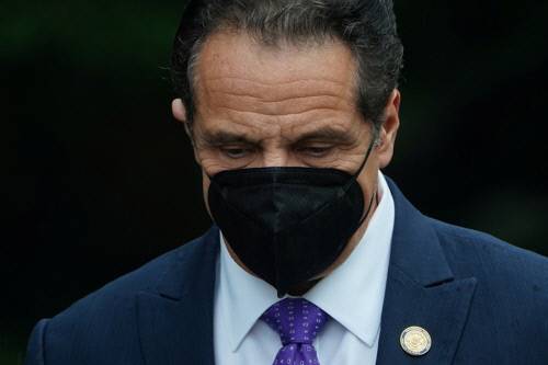 앤드루 쿠오모 뉴욕 주지사가 지난해 10월12일(현지시간) 미국 뉴욕시에서 마스크를 쓰고 마더 카브리니 동상 제막식에 참석했다. 뉴욕|로이터연합뉴스