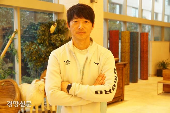 김남일 성남FC 감독이 26일 전지훈련 중인 제주 서귀포의 선수단 숙소에서 경향신문과 인터뷰하고 있다. 서귀포 | 윤은용 기자