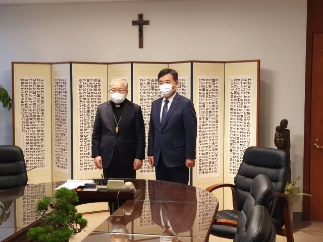 염수정 추기경(왼쪽)과 서정협 서울시권한대행이 26일 서울 중구 명동 서울대교구 교구장 접견실에서 기념촬영을 하고 있다.