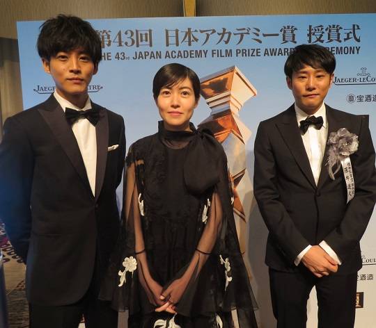 제43회 일본 아카데미 시상식에 참석한 마츠자카 토리, 심은경, 후지이 마치히토 감독(왼쪽부터). 팝엔터테인먼트 제공