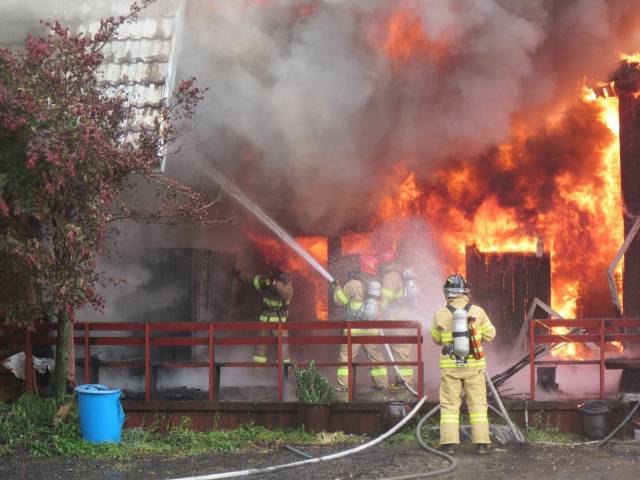 화재를 진압 중인 충남소방대원들. 충남도 제공