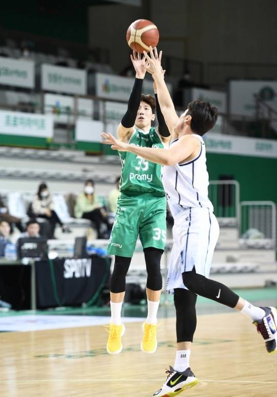 슛하는 DB 두경민. [KBL 제공]