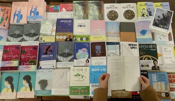 예스24에 따르면 자연과학 및 수학 분야 도서의 2020년 판매량이 전년 대비 42% 증가해 최근 3년래 가장 높았다. 과학과 수학 도서는 각각 35.3%, 46.2%나 폭발적으로 성장했다. 사진은 지난달 서울 광화문 한 서점에서 독자가 책을 보고 있는 모습. [이충우 기자]