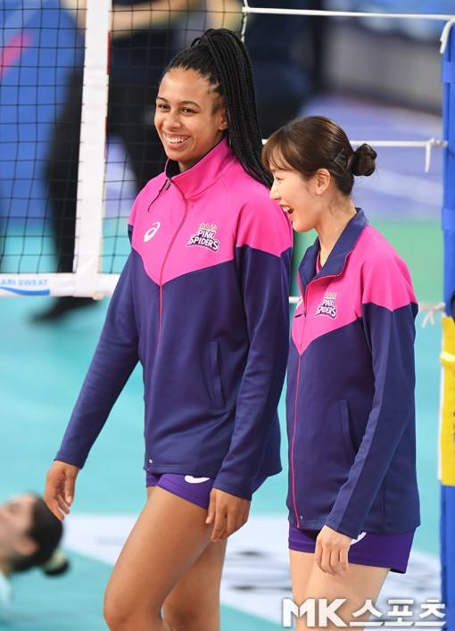 김나희(오른쪽)는 첫 경기를 갖는 브루나의 긴장을 풀어주기 위해 말동무를 자처했다.